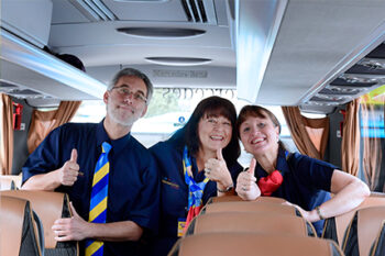 Flugreisen_Reiseleiter_im_Bus