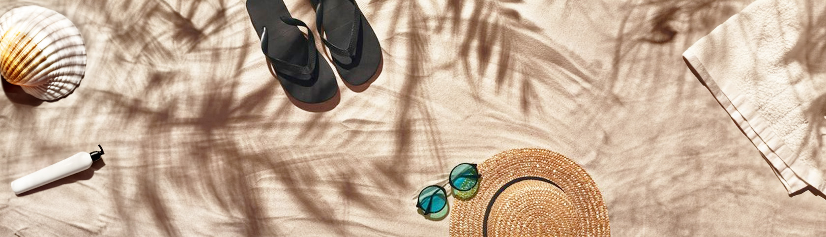 Unscharfer Hintergrund mit schneebedeckten Tannenzweigen an den Seiten