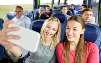 Image_Agenturbereich_Frauen_Selfie_Bus_Pressmind