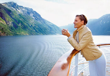 Image_Hochseekreuzfahrten_AIDA_Schiff_AIDAvita_Frau_an_Deck_Fjord_Pressmind