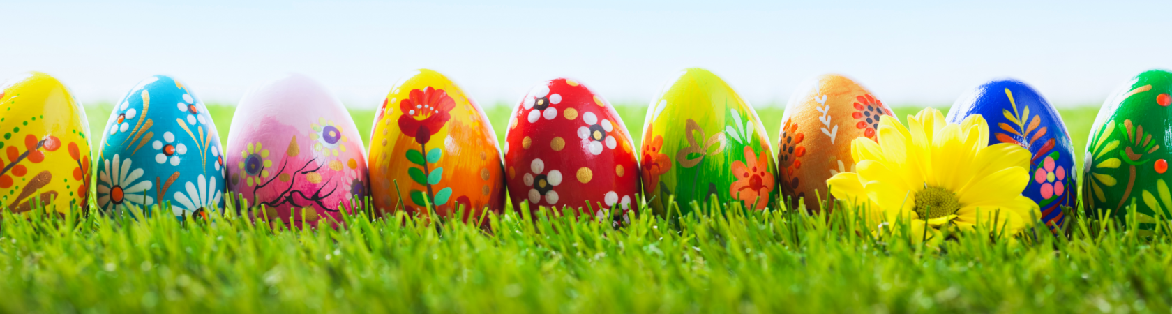 Unscharfer Hintergrund mit schneebedeckten Tannenzweigen an den Seiten