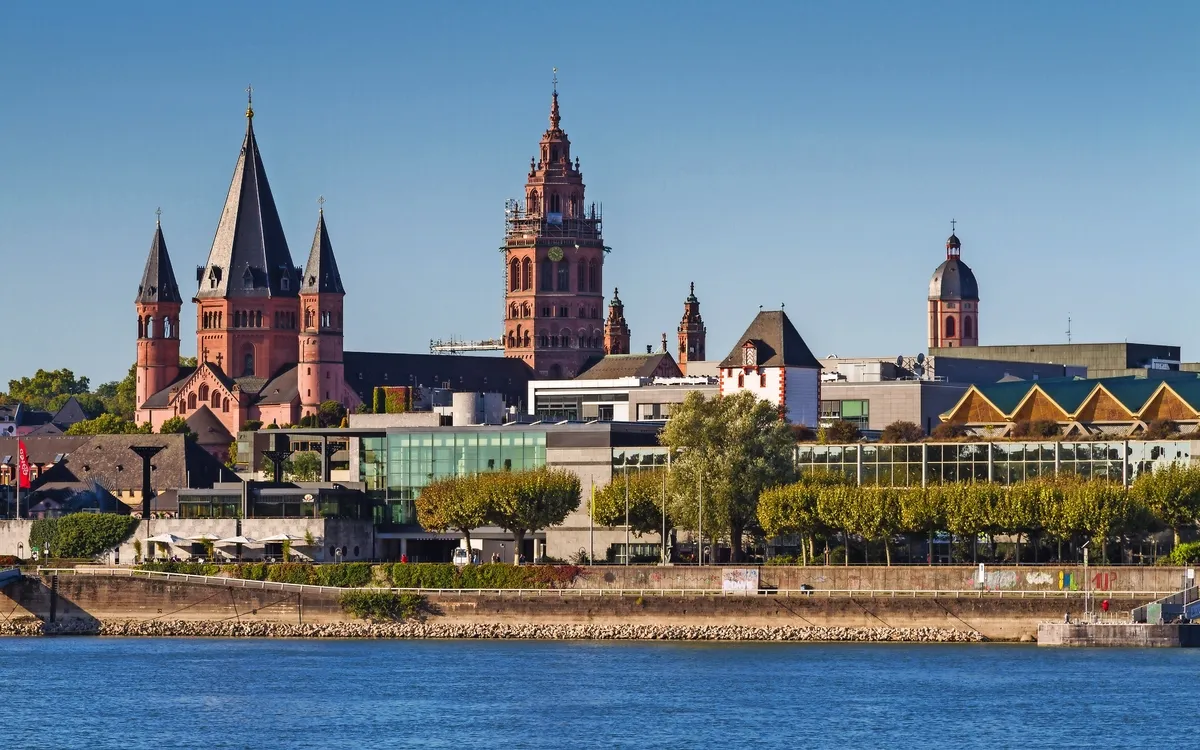 Rheinufer mit Dom in Mainz