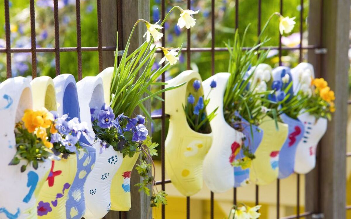 Blumen und Holzschuhe