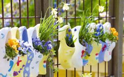 Blumen und Holzschuhe