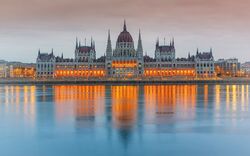 Parlament im Abendlicht
