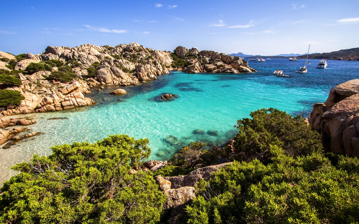 Cala Coticcio Beach auf der Insel La Maddalena vor der Nordostküste Sardiniens