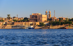 Blick vom Nil auf Luxor, Ägypten