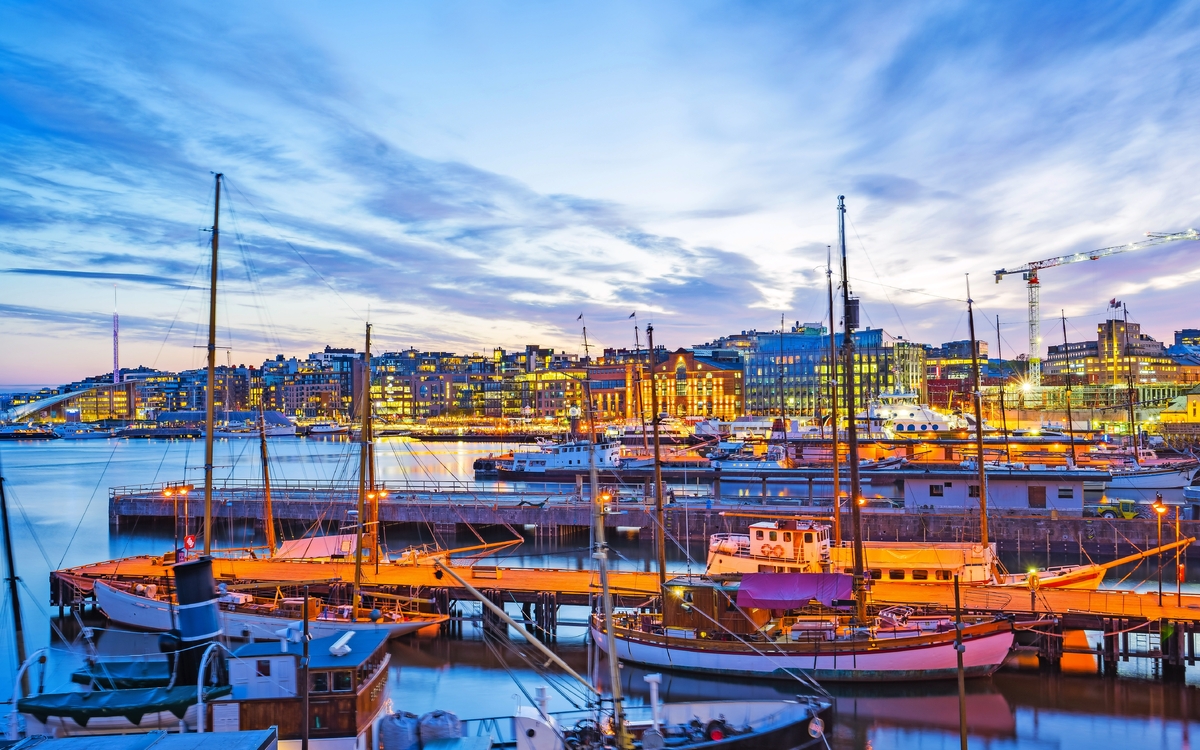 Oslo-Hafen mit Booten und Yachten in der Dämmerung