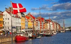 Kopenhagen (Nyhavn-Bezirk) an einem sonnigen Sommertag