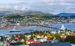 Blick von Tromsø auf der Insel Tromsoya, die durch die Tromsø-Brücke mit Tromsdalen auf dem Festland verbunden ist