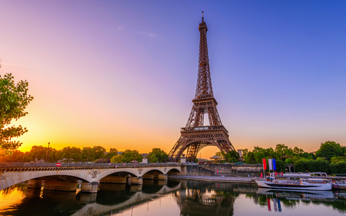 Blick auf den Eiffelturm und die Seine bei Sonnenaufgang in Paris