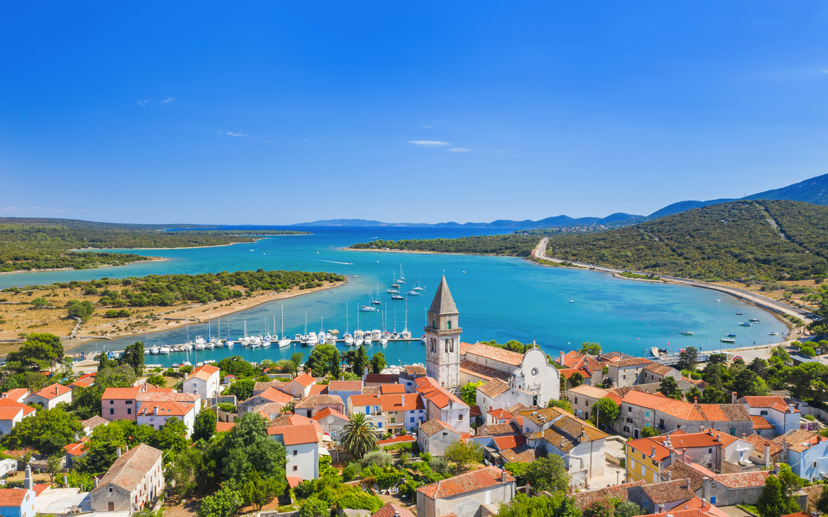 Osor am Kanal Kavada, der die Nordinsel Cres von der Südinsel Lošinj trennt