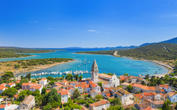 Osor am Kanal Kavada, der die Nordinsel Cres von der Südinsel Lošinj trennt