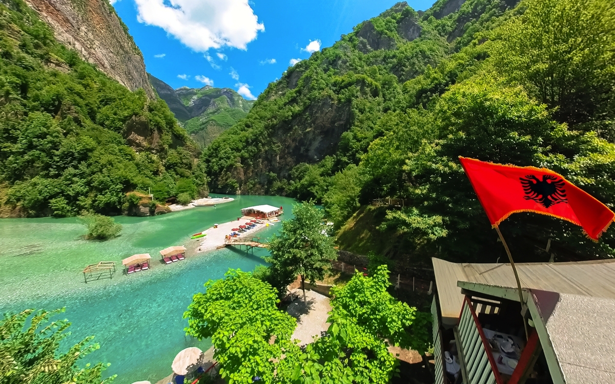 Der Shala-Fluss ist ein atemberaubender Wasserweg, der in den albanischen Alpen beginnt. Sein unberührtes Wasser stammt aus dem schmelzenden Schnee und den Gletschern dieser majestätischen Bergkette.,