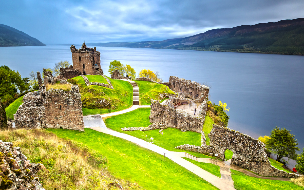Urquhart Castle und Loch Ness im Hintergrund