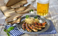 Nürnberger Rostbratwürste mit Kraut und Meerrettich