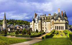 Schloss Langeais über der Stadt Langeais am rechten Ufer der Loire in Frankreich