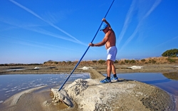 paludier ernten das grobe Salz in den Salzmooren von Guérande