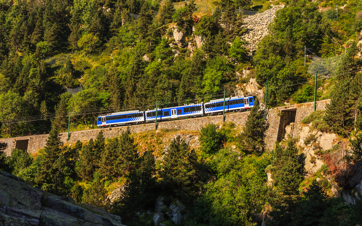 blauer Zahnradzug im Pyrenäental Vall de Núria