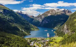 Blick vom Berg Dalsnibba auf den Geirangerfjord