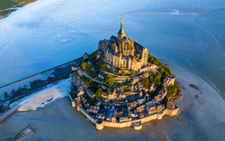 Luftbild von Mont Saint Michel in der Normandie, Frankreich