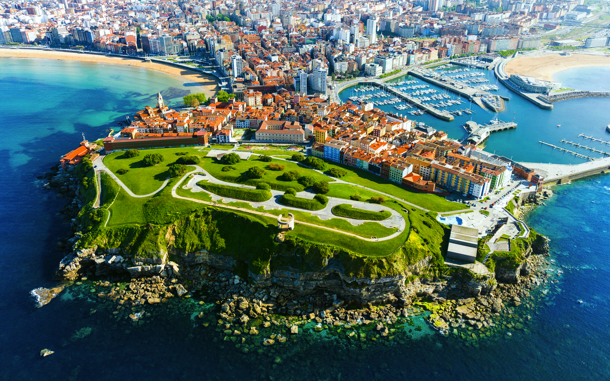 Luftaufnahme der Stadt Gijon in Asturien, Spanien