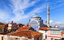 Straßenansicht mit Fatih Camii Moschee in Izmir