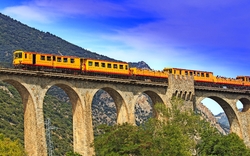 Petit train jaune in den französischen Pyrenäen