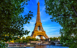 Eiffelturm und Seine bei Sonnenuntergang in Paris