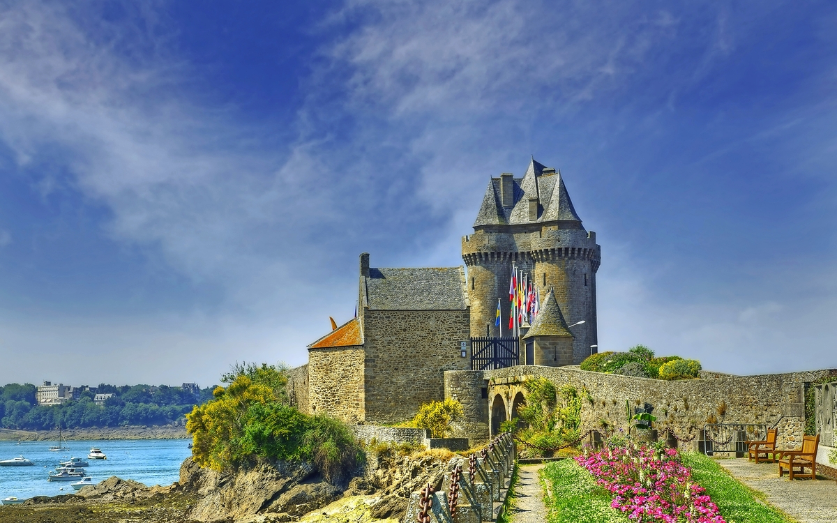 Port Solidor bei Ebbe und der Solidor Turm, Saint Malo in der Bretagne, Frankreich.