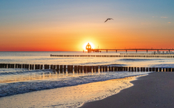zum Sonnenaufgang am Strand von Zingst an der Ostsee