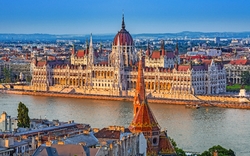 Parlamentsgebäude und Fischerbastei in Budapest