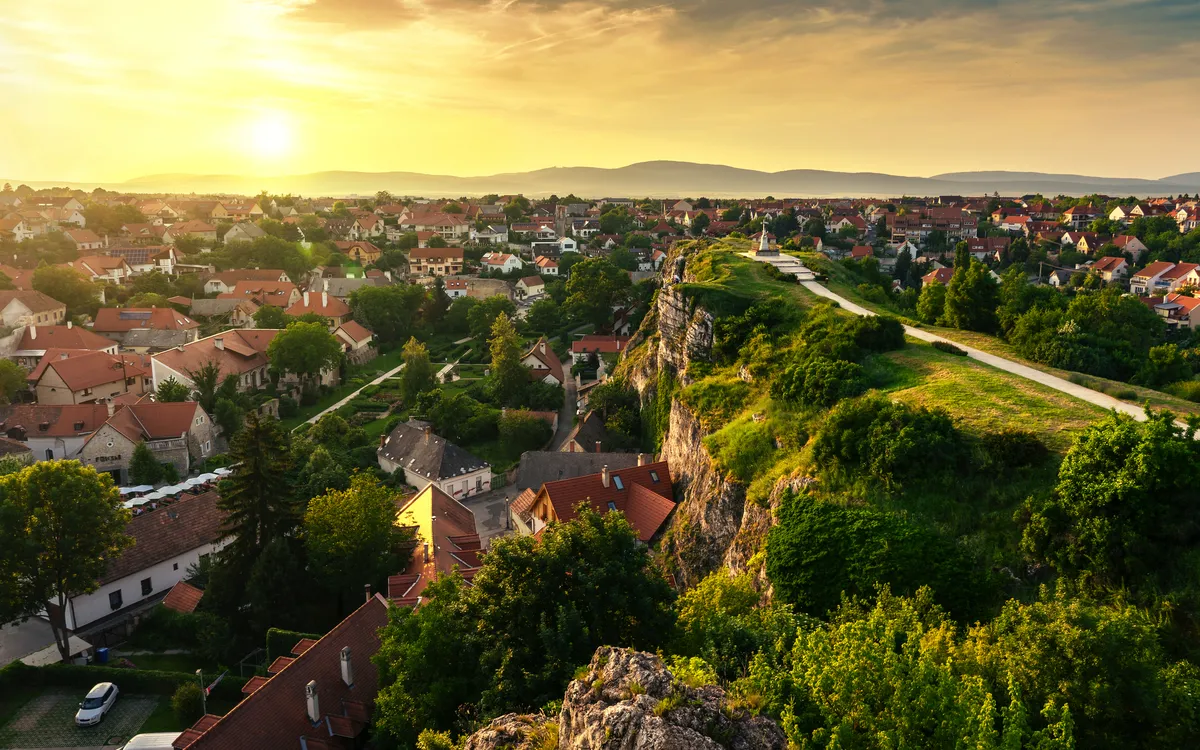 ger grüne Hügelgarten mitten in der Altstadt von Veszprem