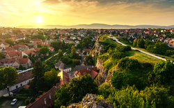 ger grüne Hügelgarten mitten in der Altstadt von Veszprem