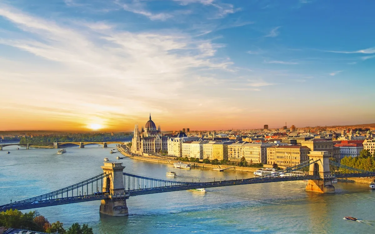ungarisches Parlament und Kettenbrücke in Budapest