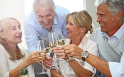 Gruppe ältere Menschen feiern mit Champagner