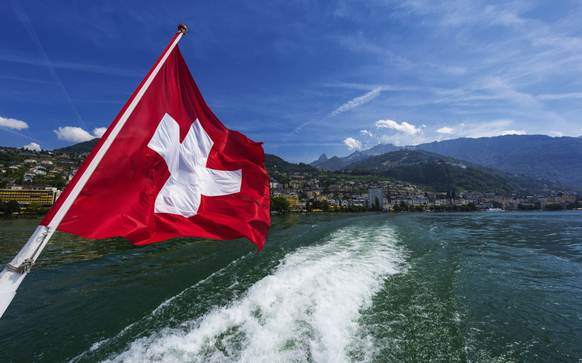 Schweizer Flagge in Montreux am Genfer See, Schweiz