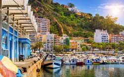 Fischerboote und Yachten am Pier im Hafen von Blanes