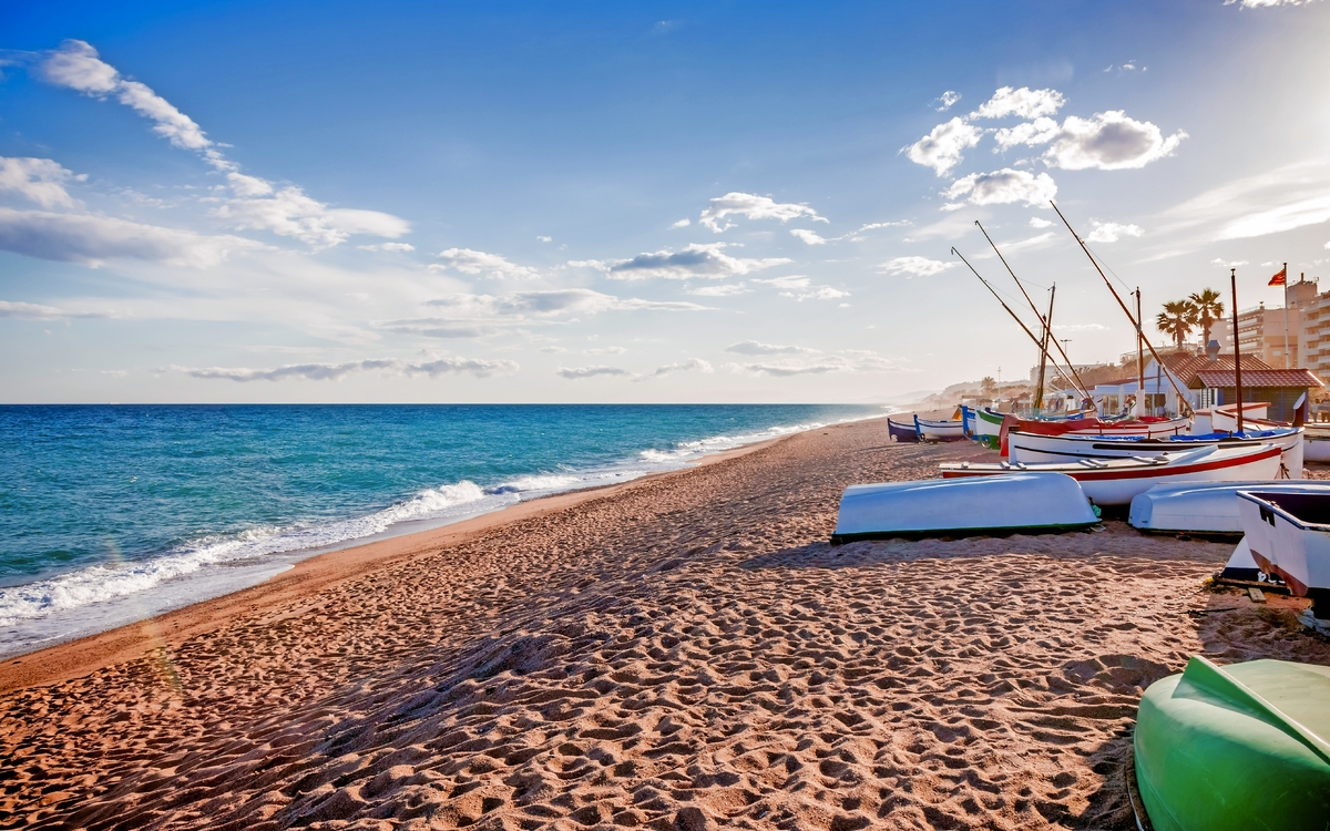 Boote am Sandstrand von Pineda De Mar