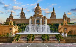 Nationalmuseum von Barcelona am Spanischen Platz mit Brunnen an einem Sommertag