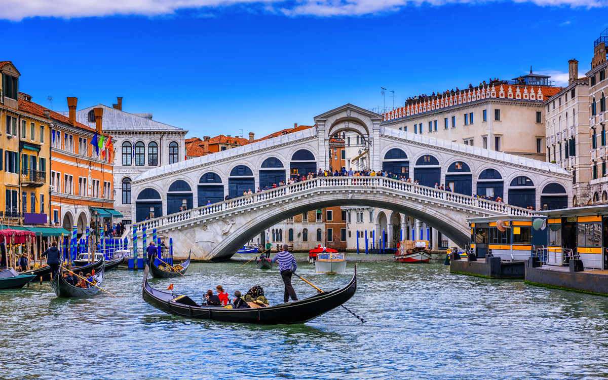 Rialtobrücke und Canal Grande in Venedig