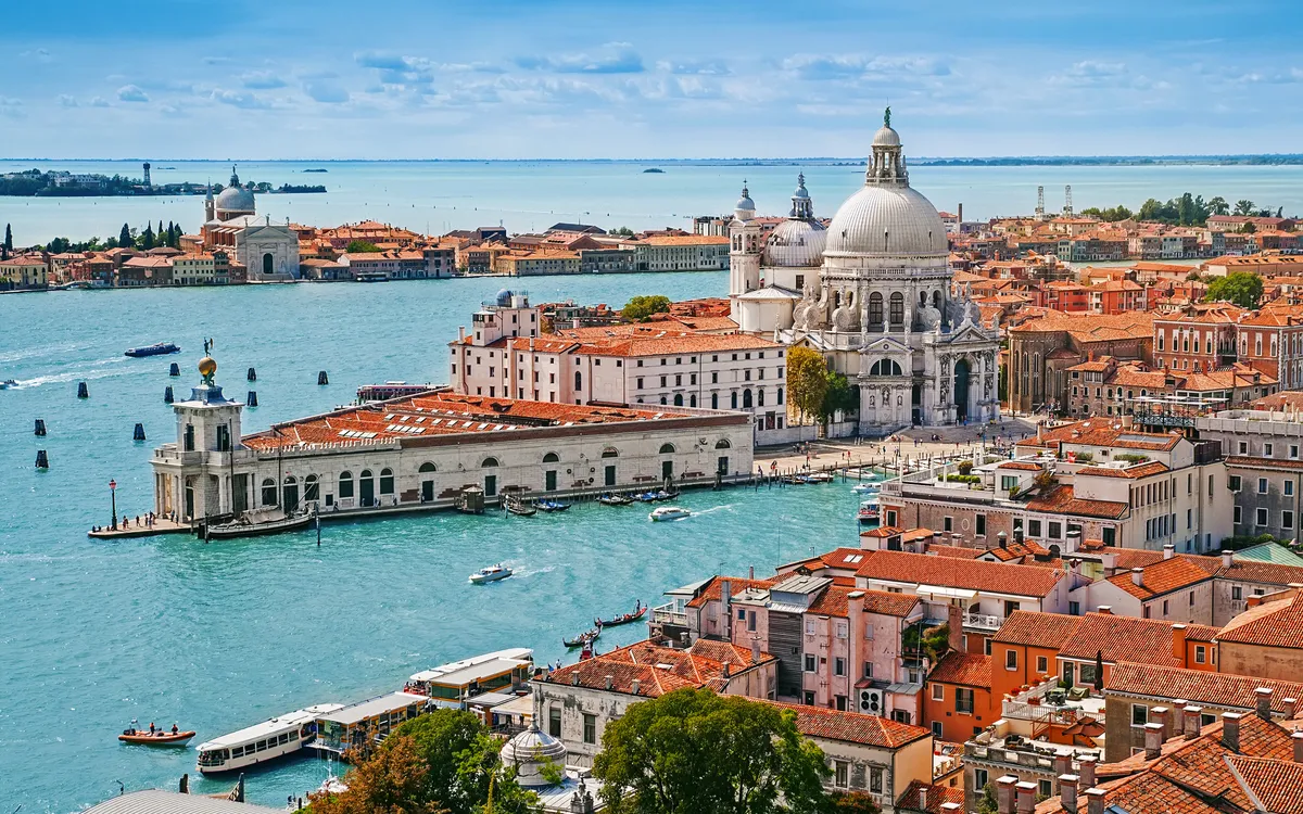 Panorama-Luftaufnahme der Stadt Venedig mit Santa Maria della Salute