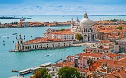 Panorama-Luftaufnahme der Stadt Venedig mit Santa Maria della Salute