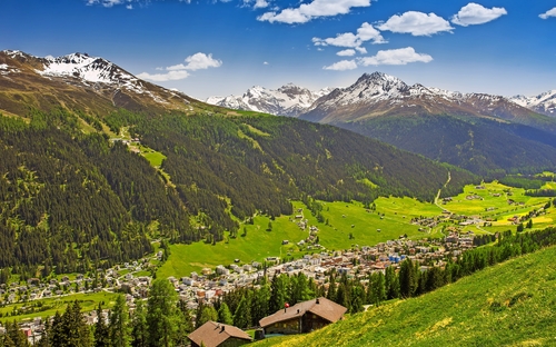 Blick auf Davos Stadt und Schweizer Alpen 