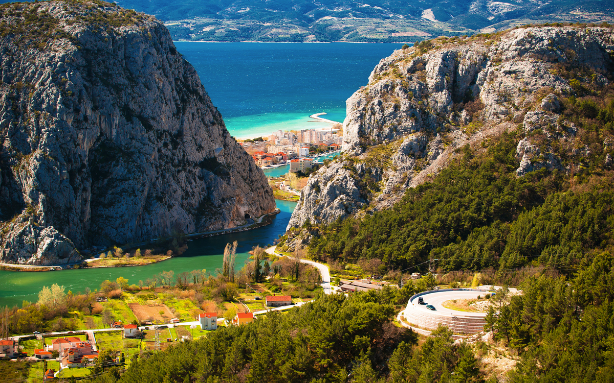 Schlucht und Mündung des Flusses Cetina in Omis