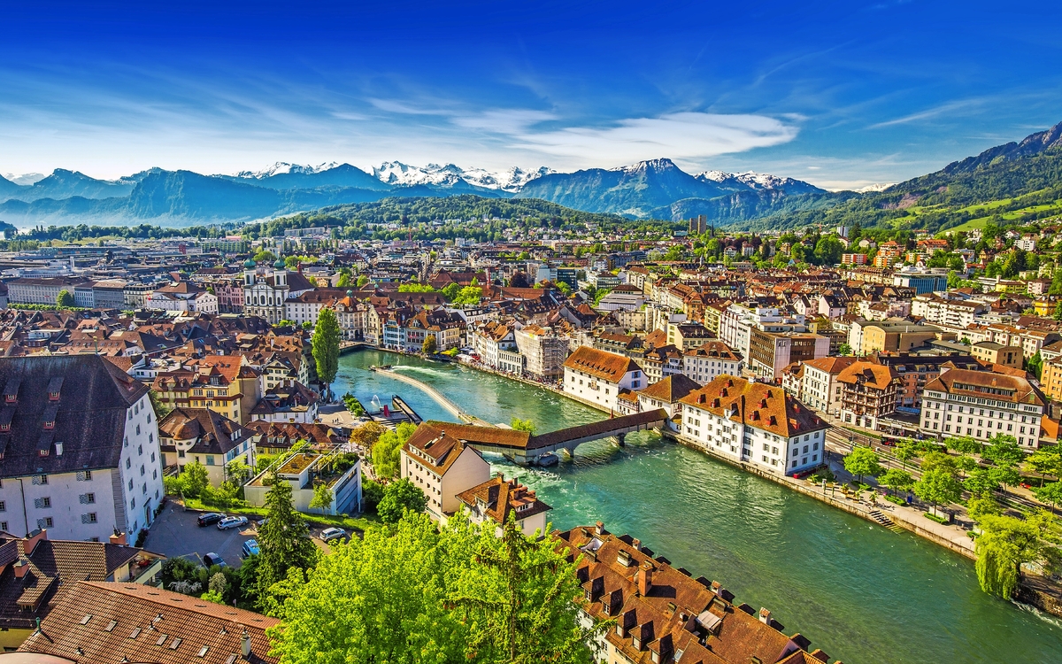 Pilatus Berg und historische Innenstadt von Luzern
