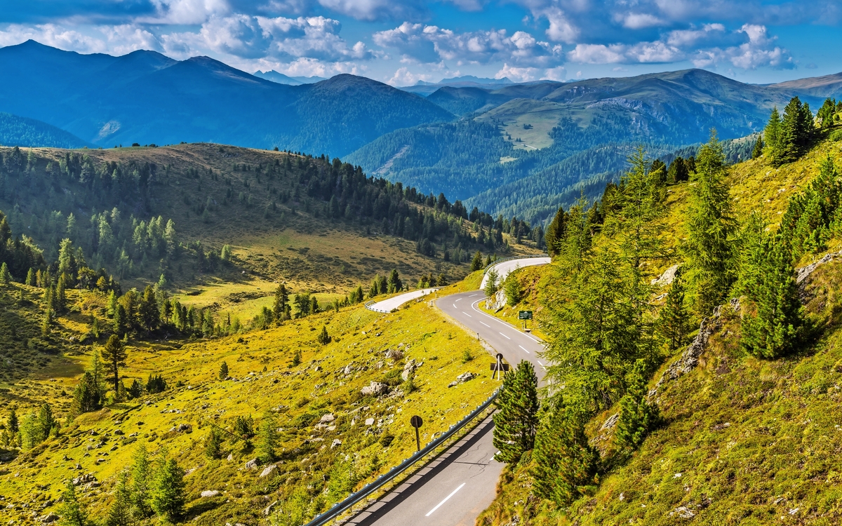 Hochalpenstraße durch die grünen Nockberge