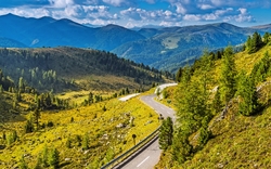Hochalpenstraße durch die grünen Nockberge