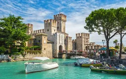 die Burg Rocca Scaligera in Sirmione am Gardasee, Italien