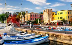 Boote im Altstadthafen von Bardolino